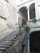 L'escalier dans la cour.