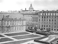 La rue des Nonnains-d'Hyères et l'hôtel d'Aumont en 1981.