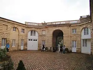 Porte cochère et dépendances depuis la cour. À gauche se trouvait l'écurie, et à droite la remise pour les carrosses.