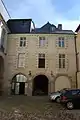 L'hôtel de Brie depuis la cour de service. Le passage sous le bâtiment est devenu le garage à vélos et le stockage des poubelles.