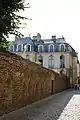 Vue de la rue Saint-Sauveur. La porte d'accès privative se démarque sur le mur.