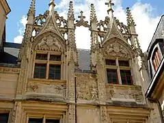 Relief des triomphes de Plutarque et lucarnes de Style Louis XII, mêlant motifs flamboyants et pinacles à rinceaux de la Première Renaissance.