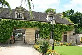 Maison dans le jardin de l'hôtel de Crosne.