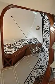 L'escalier d'honneur et sa rampe en fer forgé (XVIIIe siècle).