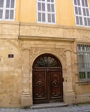 Porte de l'hôtel de Littera, à Aix-en-Provence (France), flanquée de deux pilastres à chapiteaux ioniques.