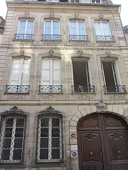 Hôtel de Marabailfaçade avec vantaux et ferronnerie, escalier, boiseries