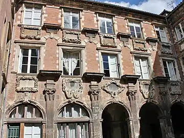 Façade est sur la cour intérieure.