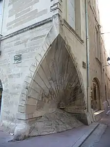 Coquille de l'Hôtel de Sarret, monument important pour les pèlerins de Compostelle.