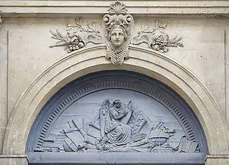Archives nationales (Paris) : Hôtel de Soubise. Le bas-relief du tympan représente une figure allégorique de L'Histoire d'après Eugène Delacroix.