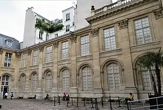 Mur en trompe l'œil le long de l’enceinte.