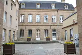 La cour d'honneur de l'hôtel de Villaines, édifié au XVIIIe siècles en 2013.