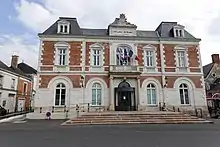 Photographie d'un bâtiment en pierres rouges et blanches.