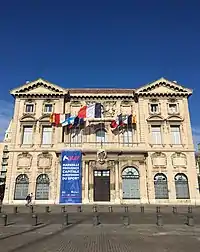 Le drapeau de Marseille, avec les drapeaux français, européen et provençal, sur la façade de l'Hôtel de ville.