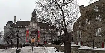 L'Hôtel de Ville de Montréal, vu de la Place de la Dauversière, avec la statue de Jean Drapeau.