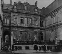 L'hôtel vers 1900, vu des Champs Élysées. Le passage couvert pour les attelages et les voitures a disparu, remplacé par un couloir fermé.