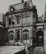 L'hôtel vers 1900, vu de l'arrière avec le passage couvert pour les attelages et les voitures.