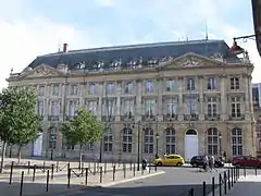 Façade nord donnant sur la place Jean-Jaurès.