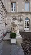 Un des lions de Valtat, à l'entrée