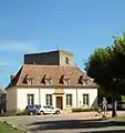 Vue de l'Hôtel de ville et du Château Saint-Hugues en arrière-plan