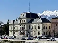 Hôtel de ville d'Albertville vu du pont des Adoubes sur l'Arly