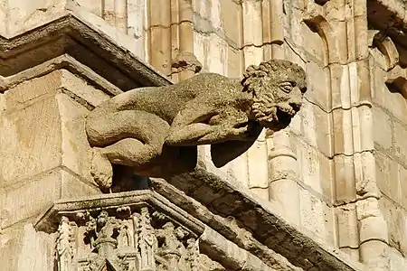 Gargouille à visage humain.