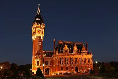 Le bâtiment de nuit.