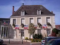 Drapeaux tricolores sur la façade de l'hôtel de ville de Montmorillon (France).