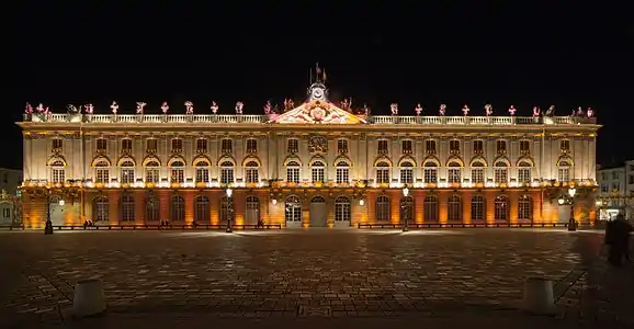 Hôtel de ville de nuit en 2018.