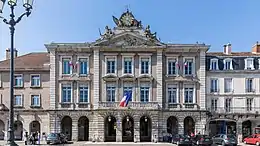 Hôtel de ville  Façade & toiture classée en 1919, intérieurs inscrit en 2012. Classement intégral en 2013.