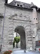 Porte principale donnant accès à l'abbaye.