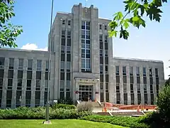 L'hôtel de ville de Shawinigan. Il fut construit de 1946 à 1947. Son style caractéristique rappelle celui de Vancouver.