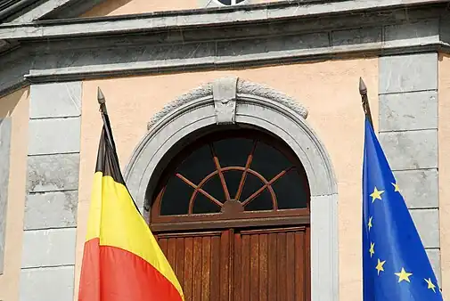 L'arc mouluré, la clé sculptée d'une feuille d'acanthe et les guirlandes de feuilles de laurier surmontant la porte .