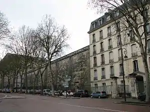 Les réservoirs du château vue depuis la rue éponyme et auxquels est adossé l'hôtel.