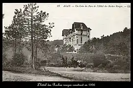 Carte postale noir et blanc. Dans un parc une bâtisse imposante.