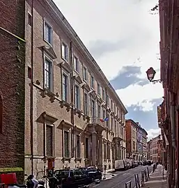 Façade de l'hôtel Saint-Jean sur la rue de la Dalbade.