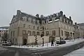 Vue d'ensemble de l'hôtel du Molant depuis la place du bas des lices