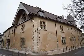 La façade avec la porte cochère et la trace de l'autre tour.