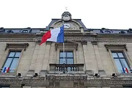 Détail du fronton de l'hôtel de ville.