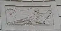 Bas relief (bâtiment sur rue dans la cour).