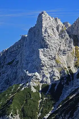 Vue des faces nord-ouest (ombre) et sud-ouest (soleil) du Höllentorkopf.