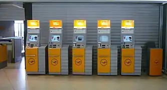 Distributeurs automatiques de titres de transports de la compagnie Lufthansa, à l'aéroport international de Hanovre, Allemagne.