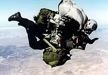 Saut en tandem : un passager est accroché sous le parachutiste
