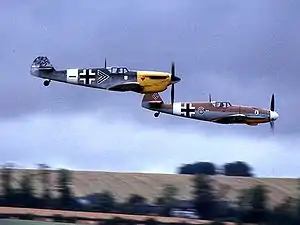 HA-1112-M1L et Bf 109G.Le cliché avec un Bf 109 permet de noter la différence entre un capot moteur d'un HA-1112 motorisé par un Rolls-Royce Merlin, et d'un Bf 109 motorisé par un DB 605 ; la différence entre les casseroles d'hélice est également mise en évidence.