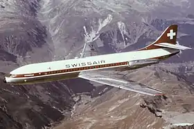 Une Caravelle III de la compagnie aérienne Swissair en vol au dessus des Alpes en septembre 1962.