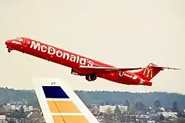 Un MD-83 de Crossair aux couleurs de la chaîne de restauration rapide américaine McDonald's en 1999