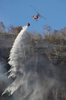 Un SA315B Lama d'Héli-TV en intervention sur un incendie de forêt au Tessin en 2016.