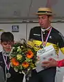 Bert Roesems reçoit du muscadet de Monnières sur le podium