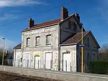 Ancien bâtiment voyageurs, fermé, vu du côté voies