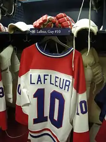 Photographie couleur du dos du maillot blanc des Canadiens avec le numéro 10 de Lafleur et son nom inscrit au-dessus.