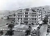 L'immeuble du Hong Kong Club en 1928. Le cénotaphe est présent au premier plan.